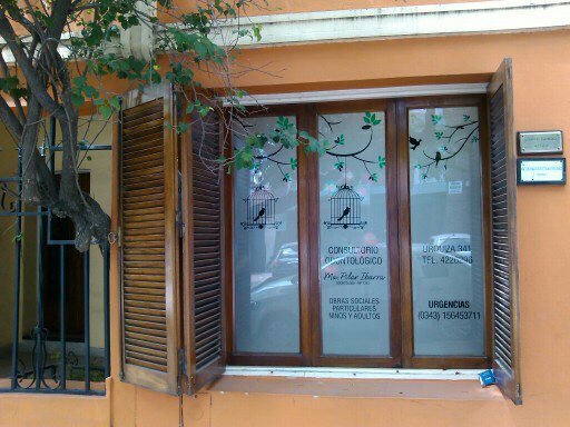 Fachada y recepción de vanguardia del consultorio odontológico en Paraná